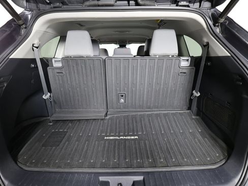 Used 2020 Toyota Highlander LE AWD/4WD image 19