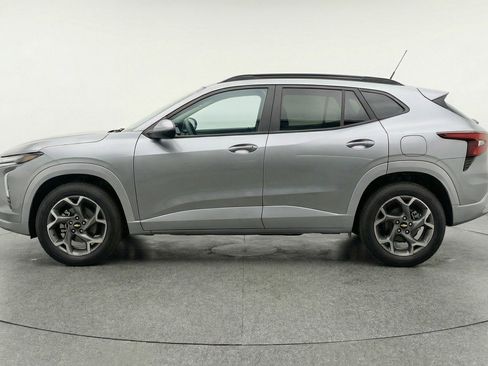 Used 2025 Chevrolet Trax LT w/ LT Convenience Package FWD image 5