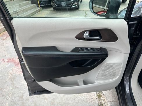 Used 2017 Chrysler Pacifica Touring-L FWD image 10