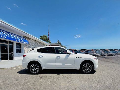 Used 2017 Maserati Levante AWD/4WD image 6
