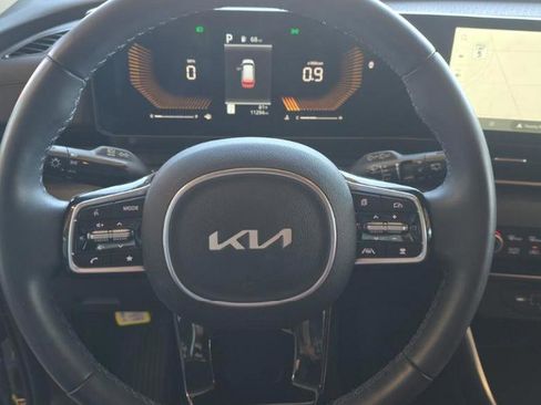 Used 2025 Kia Carnival EX FWD image 8