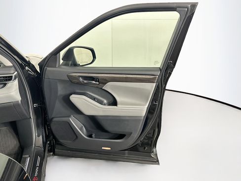 Used 2022 Toyota Highlander Platinum image 36
