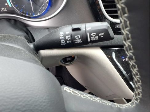 Used 2024 Chrysler Pacifica Touring-L FWD image 22