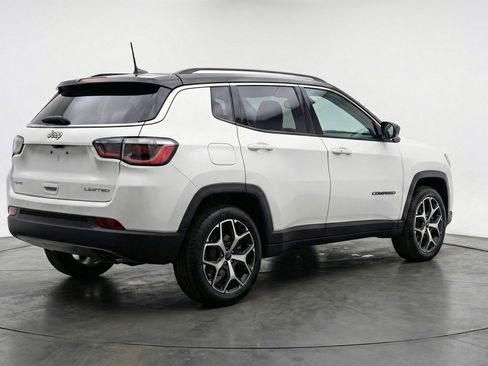 Used 2025 Jeep Compass Limited image 9