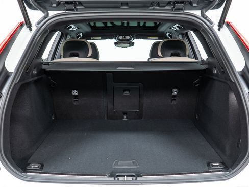 New 2026 Volvo XC60 B5 Plus w/ Climate Package image 10