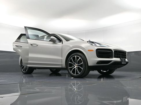 Certified 2023 Porsche Cayenne Platinum Edition image 39