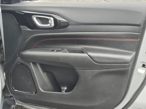 Used 2025 Jeep Compass Trailhawk AWD/4WD image 6