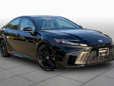 Used 2025 Toyota Camry SE FWD image 3