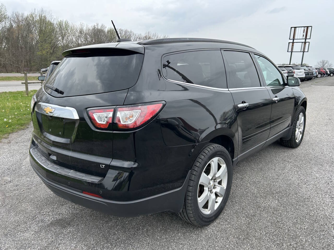 Used 2017 Chevrolet Traverse LT w/ Style and Technology Package FWD image 5