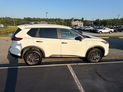 Used 2024 Nissan Rogue S FWD image 11