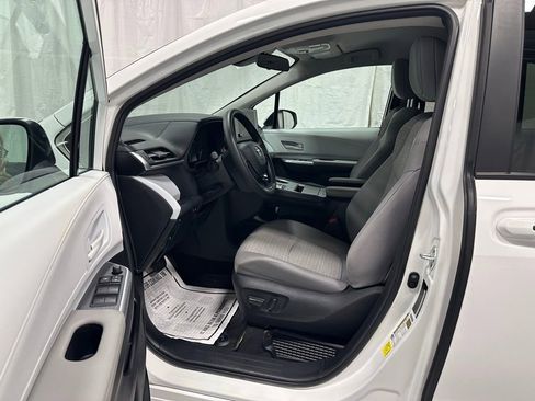 Used 2025 Toyota Sienna LE FWD image 9