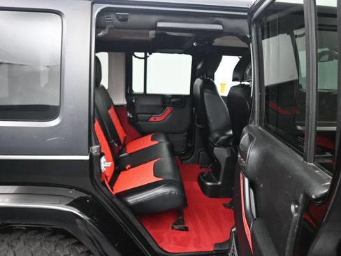 Used 2017 Jeep Wrangler Unlimited Sahara w/ Connectivity Group AWD/4WD image 28