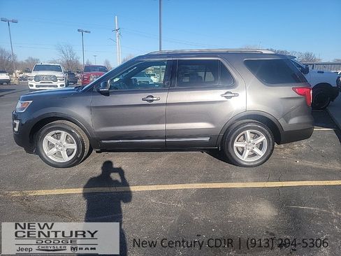 Used 2017 Ford Explorer XLT image 2
