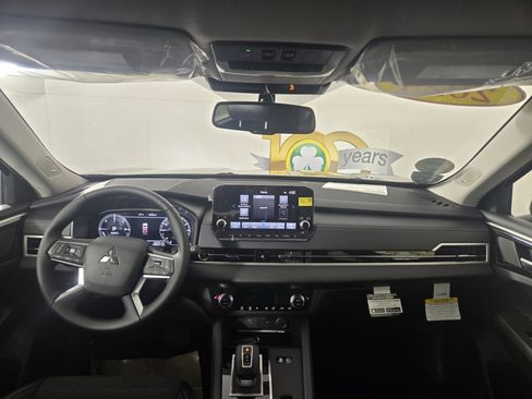 New 2025 Mitsubishi Outlander SE image 13