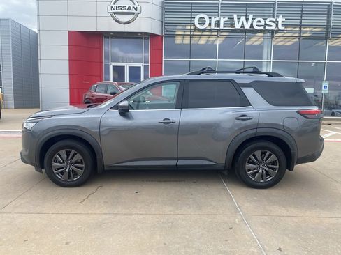 Used 2022 Nissan Pathfinder SV w/ SV Premium Package image 2