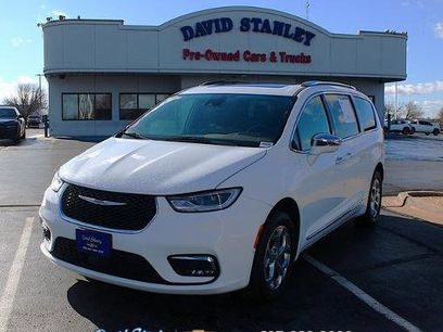 Used 2021 Chrysler Pacifica Limited w/ Uconnect Theater Family Group