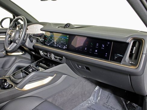 Used 2024 Porsche Cayenne S image 38