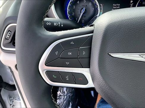 Used 2024 Chrysler Pacifica Touring-L FWD image 18