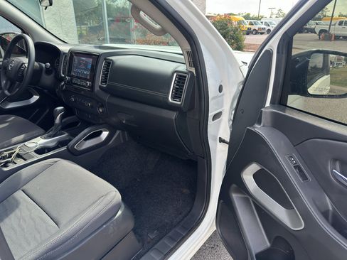 Used 2024 Nissan Frontier SV RWD image 10