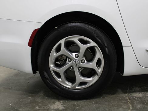 Used 2023 Chrysler Pacifica Limited FWD image 5