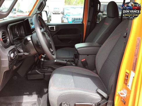 Used 2025 Jeep Gladiator Rubicon w/ Technology Group AWD/4WD image 13