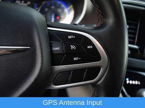 Used 2017 Chrysler Pacifica Touring-L FWD image 5