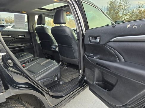 Used 2018 Toyota Highlander SE image 15
