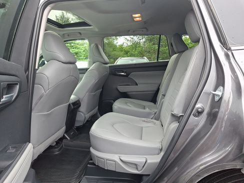 Used 2024 Toyota Highlander XLE AWD/4WD image 11