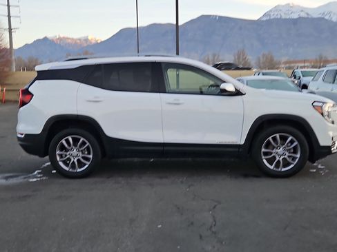 Used 2023 GMC Terrain SLT image 2