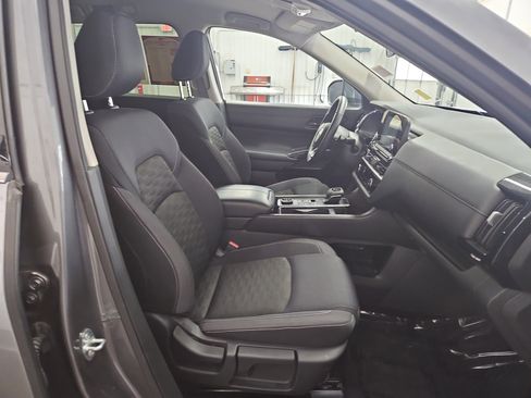 Used 2025 Nissan Pathfinder SV AWD/4WD image 9