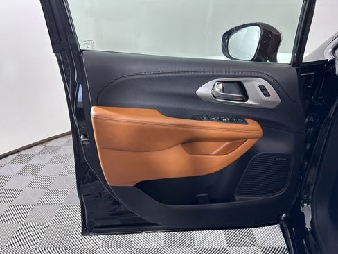 New 2026 Chrysler Pacifica Pinnacle image 28