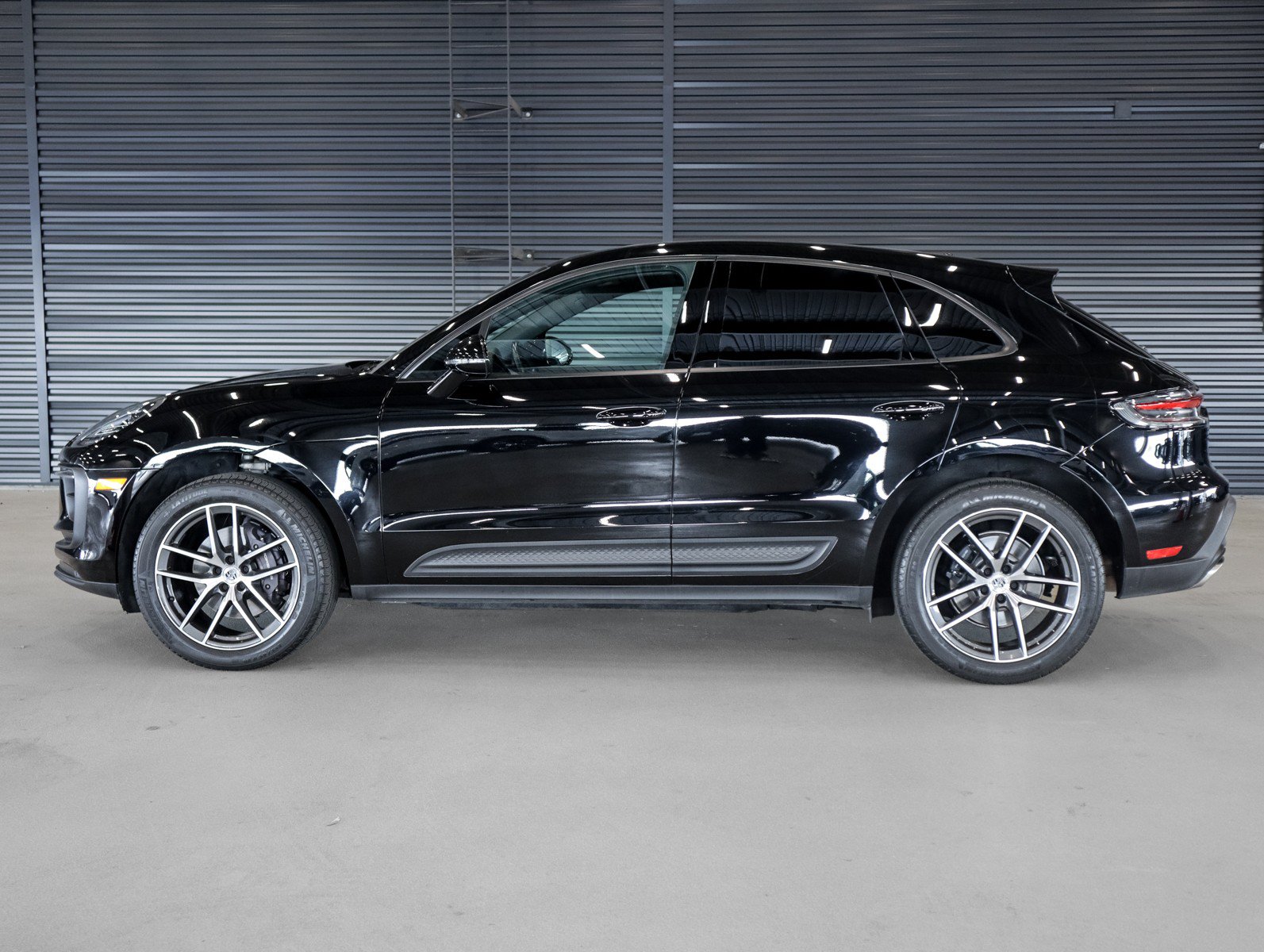Certified 2023 Porsche Macan AWD/4WD image 2