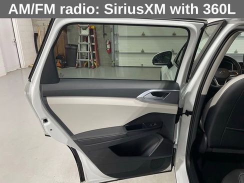 Used 2025 Volkswagen Taos SE image 15