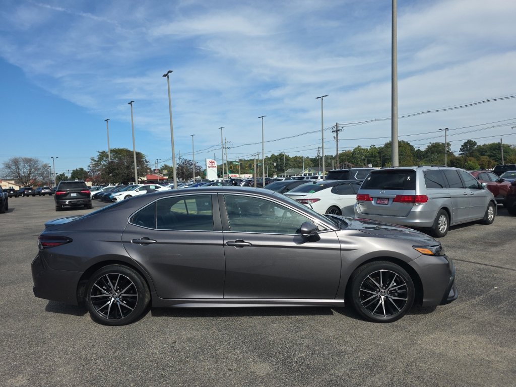 Used 2024 Toyota Camry SE FWD image 3