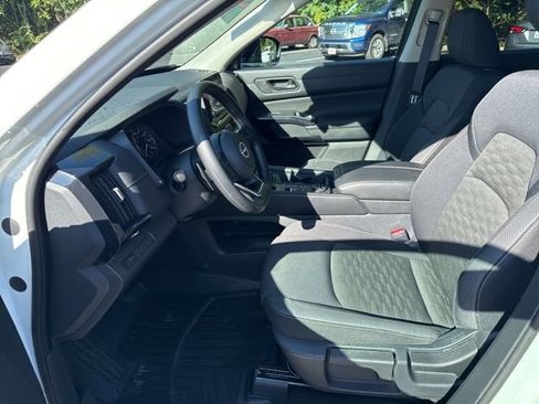 Used 2024 Nissan Pathfinder S image 11