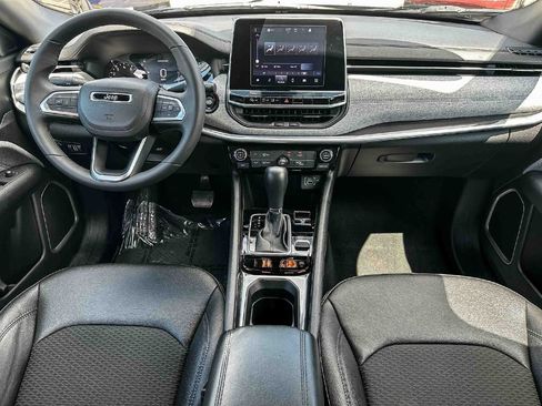 Used 2025 Jeep Compass Latitude AWD/4WD image 11