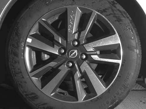 Used 2025 Nissan Versa SV image 12