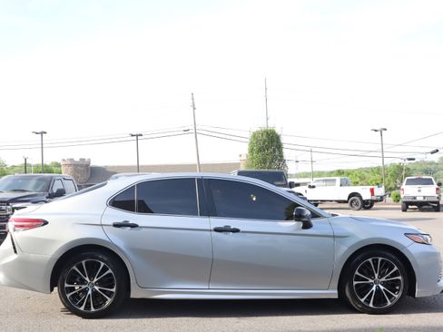 Used 2020 Toyota Camry SE image 6