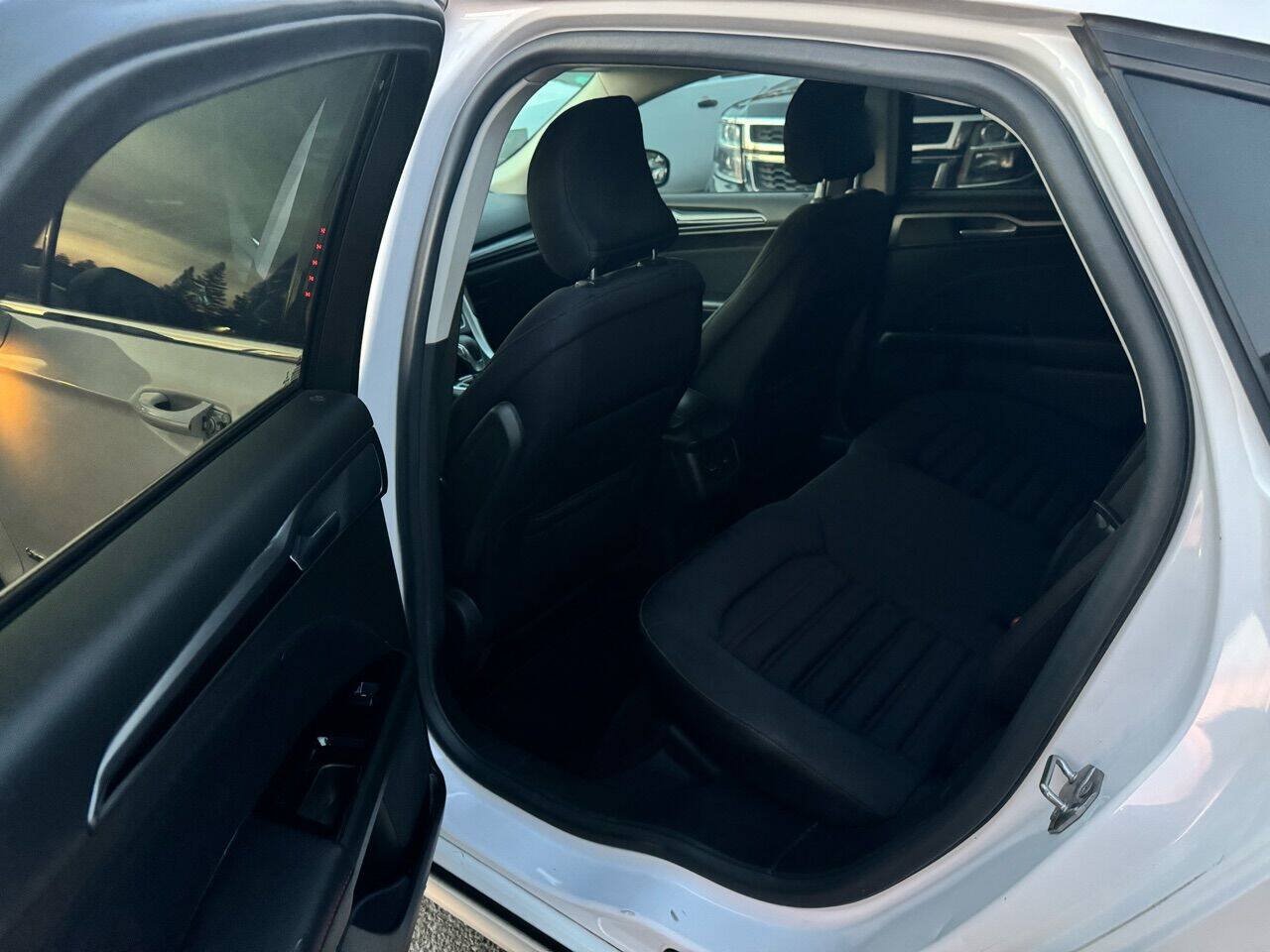 Used 2016 Ford Fusion SE FWD image 16