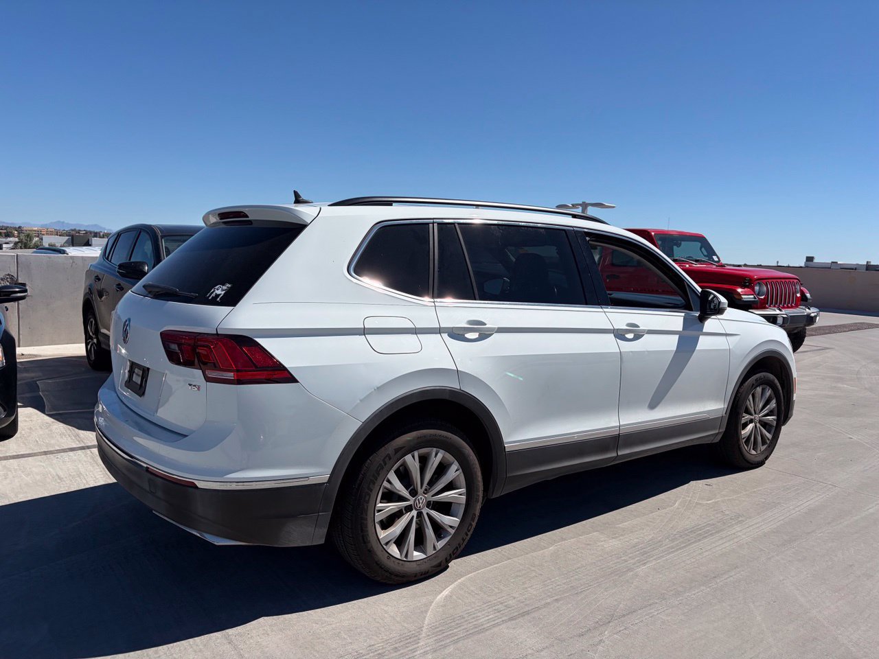 Used 2018 Volkswagen Tiguan SE w/ Panoramic Sunroof Package FWD image 2