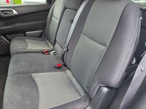 Used 2017 Nissan Pathfinder SV image 9