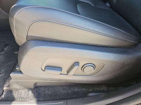 Used 2025 Kia Carnival EX image 15