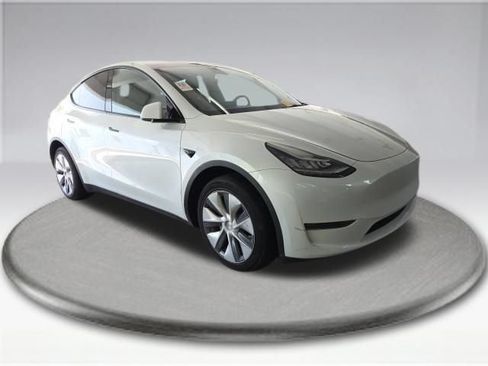 Used 2023 Tesla Model Y Long Range AWD/4WD image 3