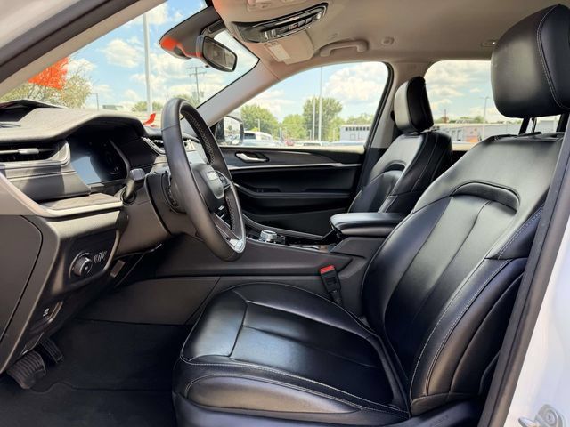 Used 2023 Jeep Grand Cherokee Limited AWD/4WD image 16