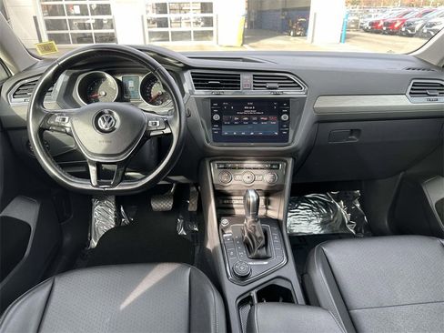 Used 2018 Volkswagen Tiguan SE w/ Panoramic Sunroof Package image 11