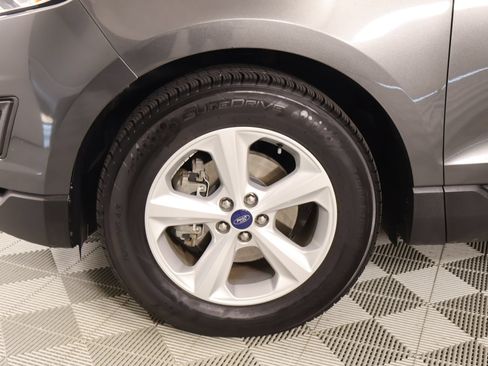 Used 2018 Ford Edge SE FWD image 16