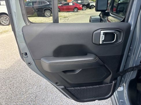 Used 2025 Jeep Wrangler Unlimited Sahara AWD/4WD image 11