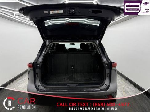 Used 2021 Toyota Highlander LE image 6