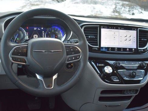 Used 2024 Chrysler Pacifica Touring-L FWD image 21