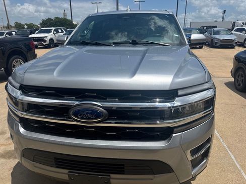 Used 2024 Ford Expedition Limited RWD image 2